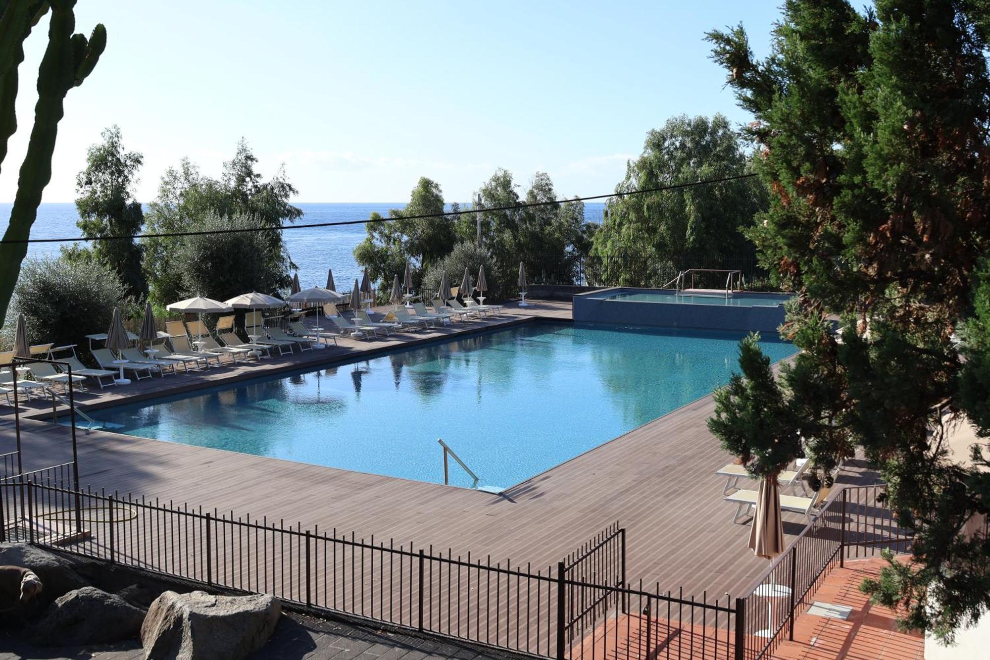 Il Pampaleone Glamping And Resort 阿奇雷亚莱 外观 照片