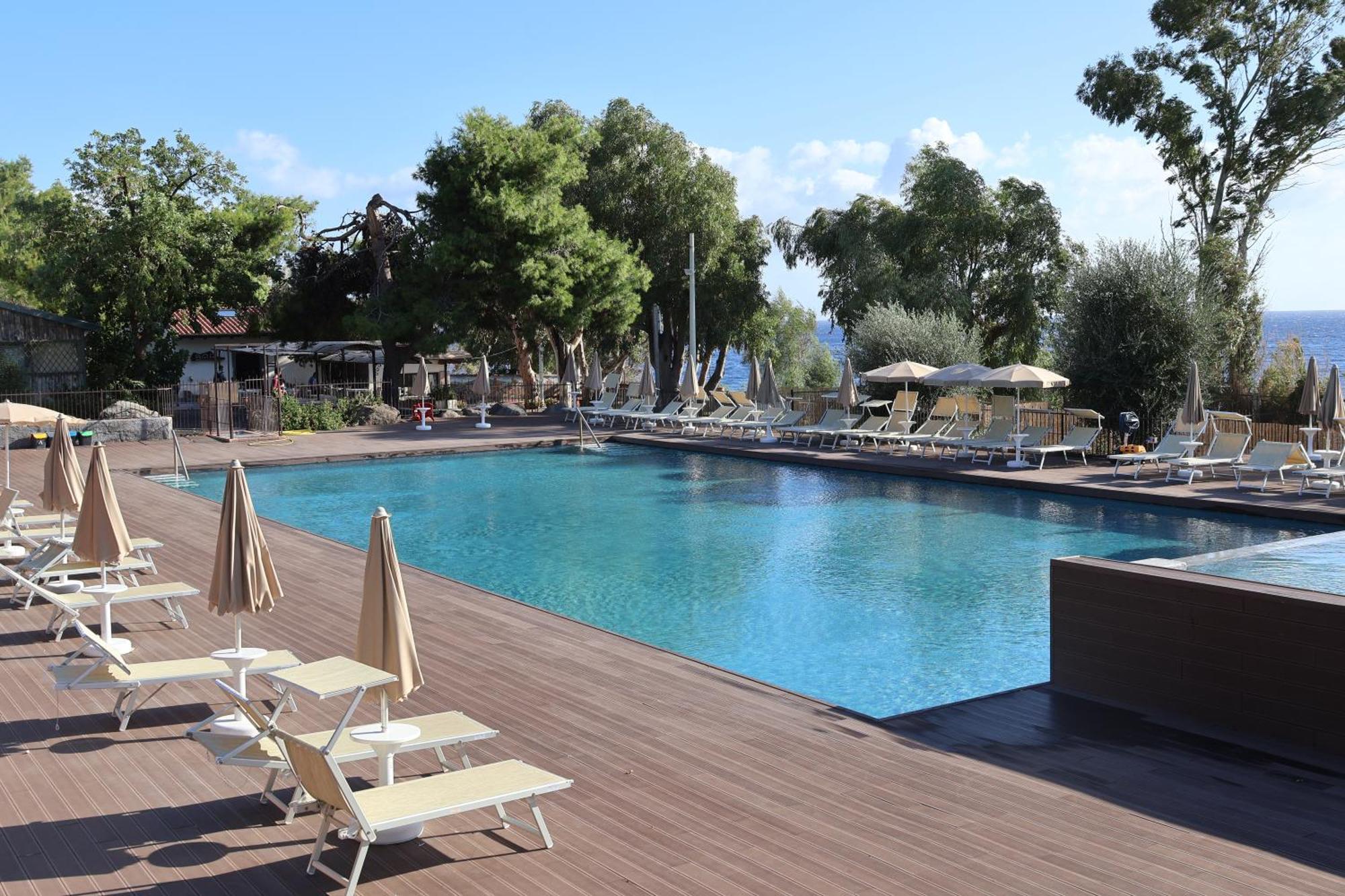 Il Pampaleone Glamping And Resort 阿奇雷亚莱 外观 照片